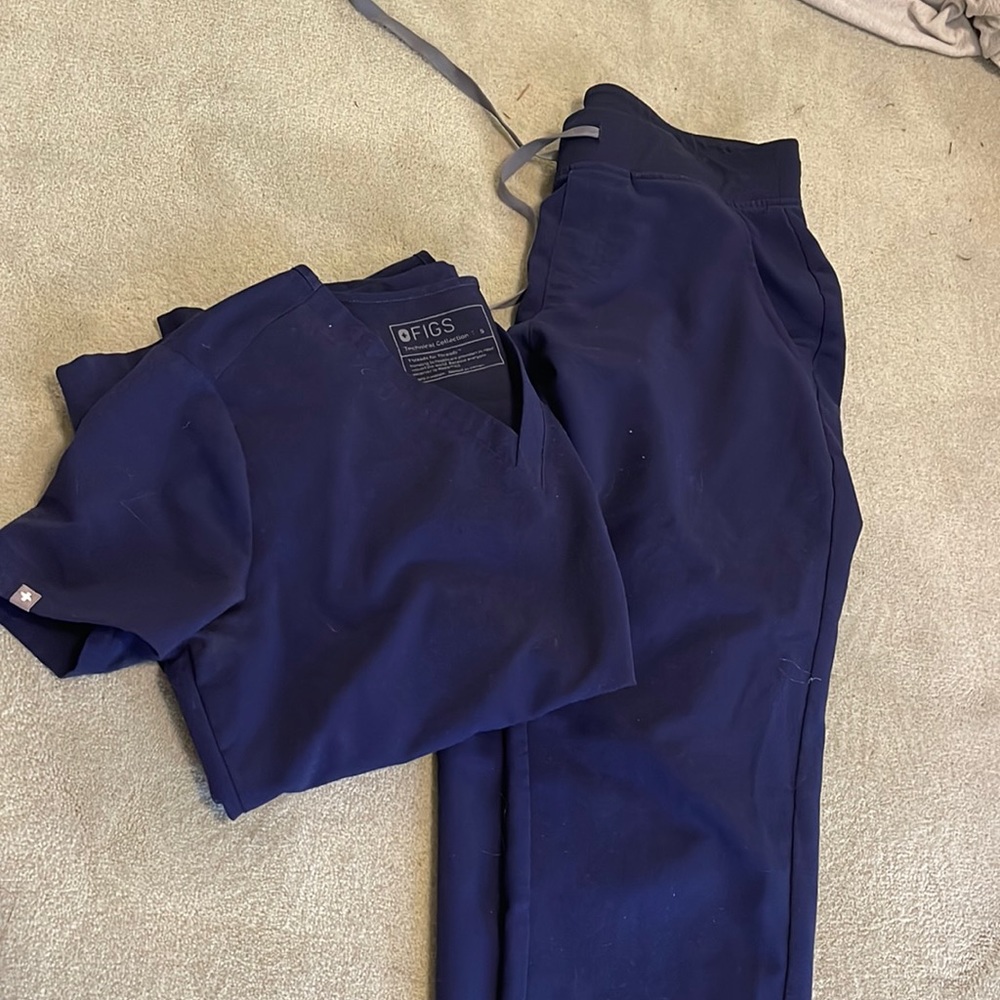 Figs small jogger pants and small top! Color Navy !